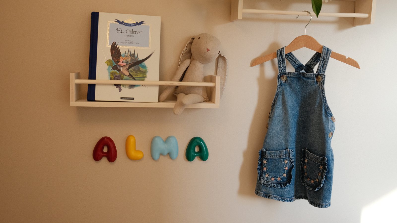 Navnet ALMA i fargerike bokstaver