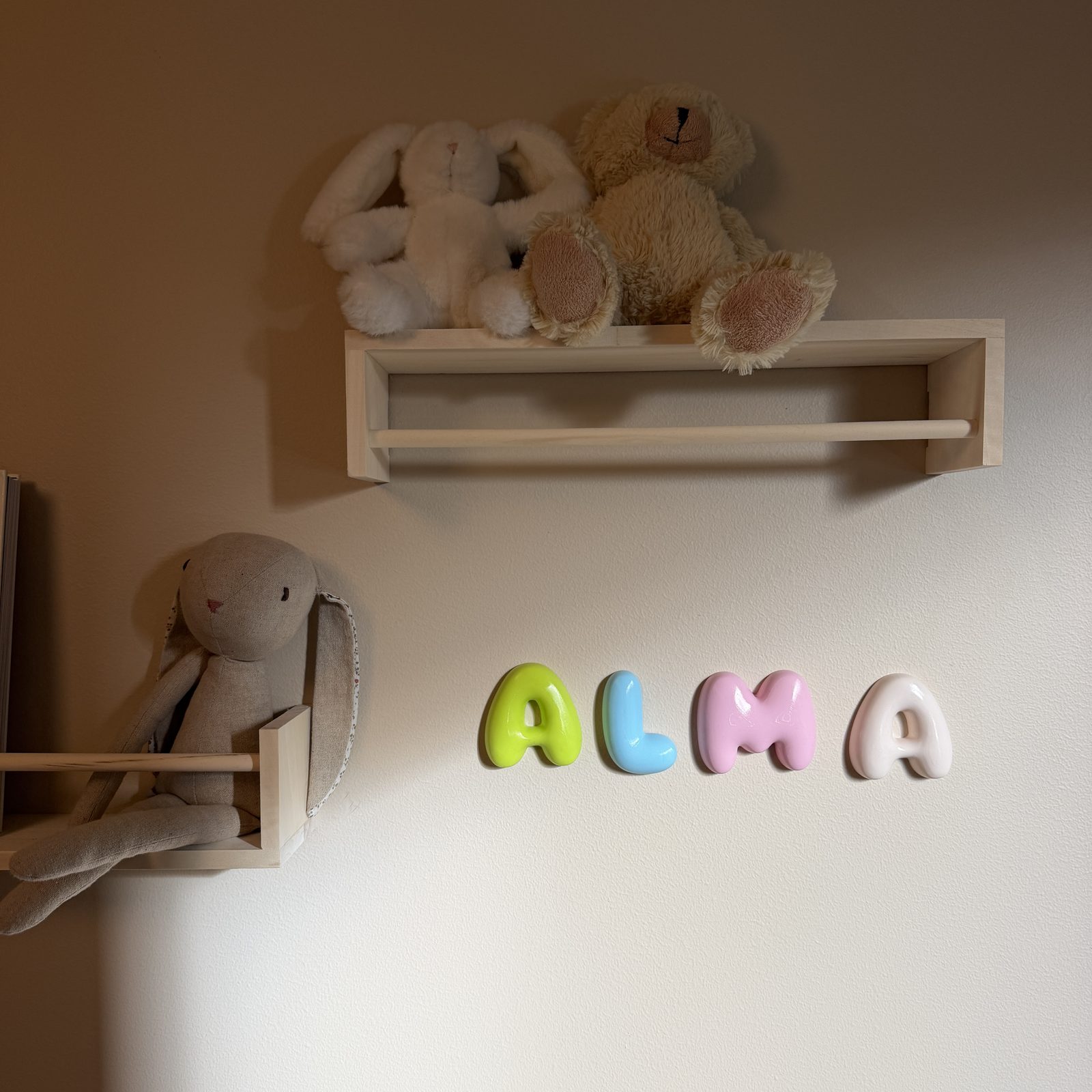 Navnet ALMA i fargerike bokstaver