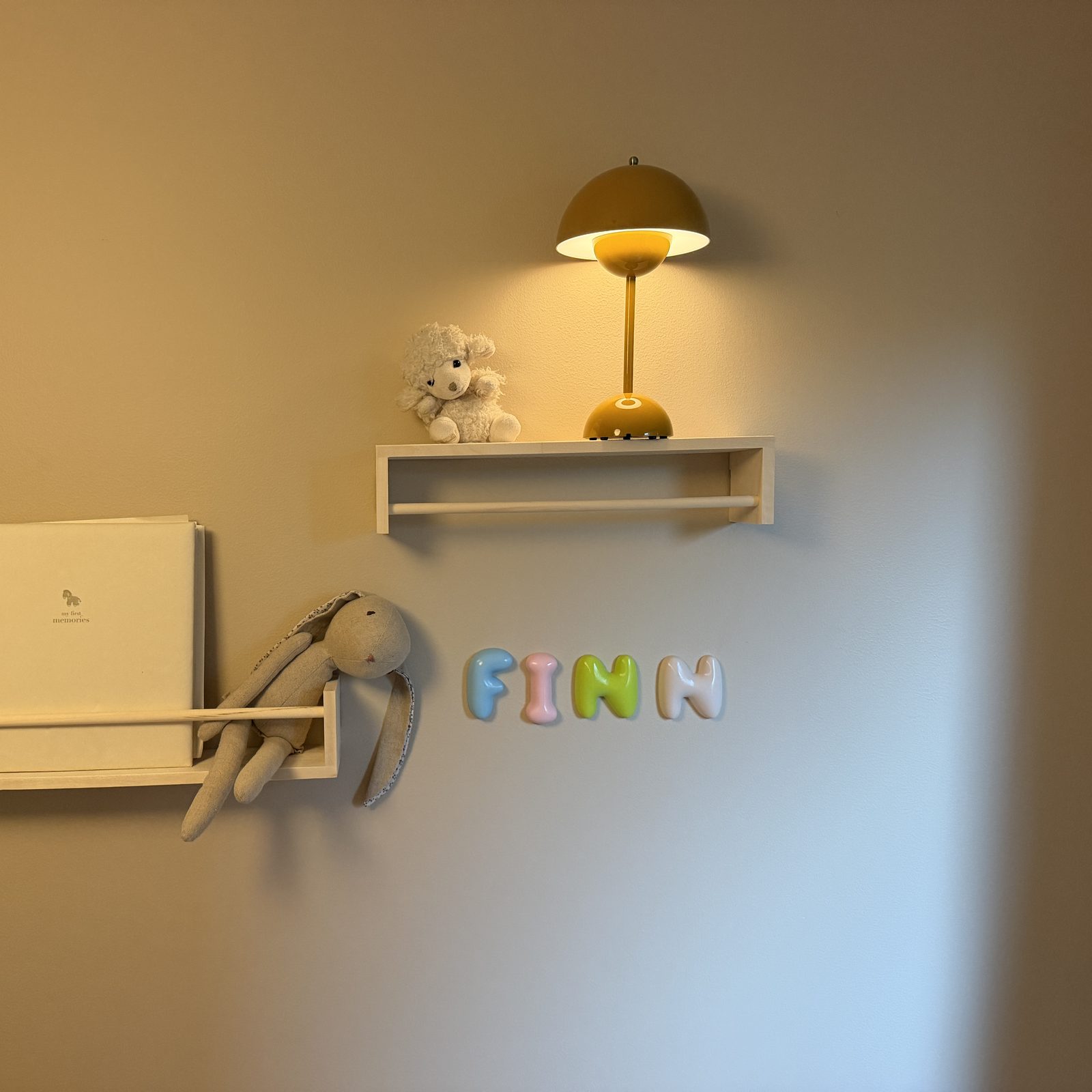 Navnet FINN i fargerike bokstaver